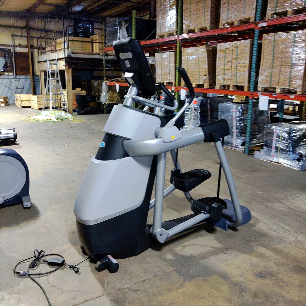 Precor AMT 885 with Open Stride w/P82 Console