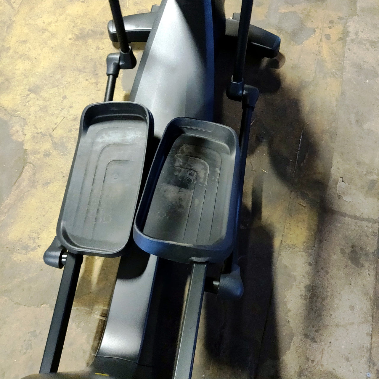 Precor EFX 885 Elliptical w/Converging Crossramp + p82 Console