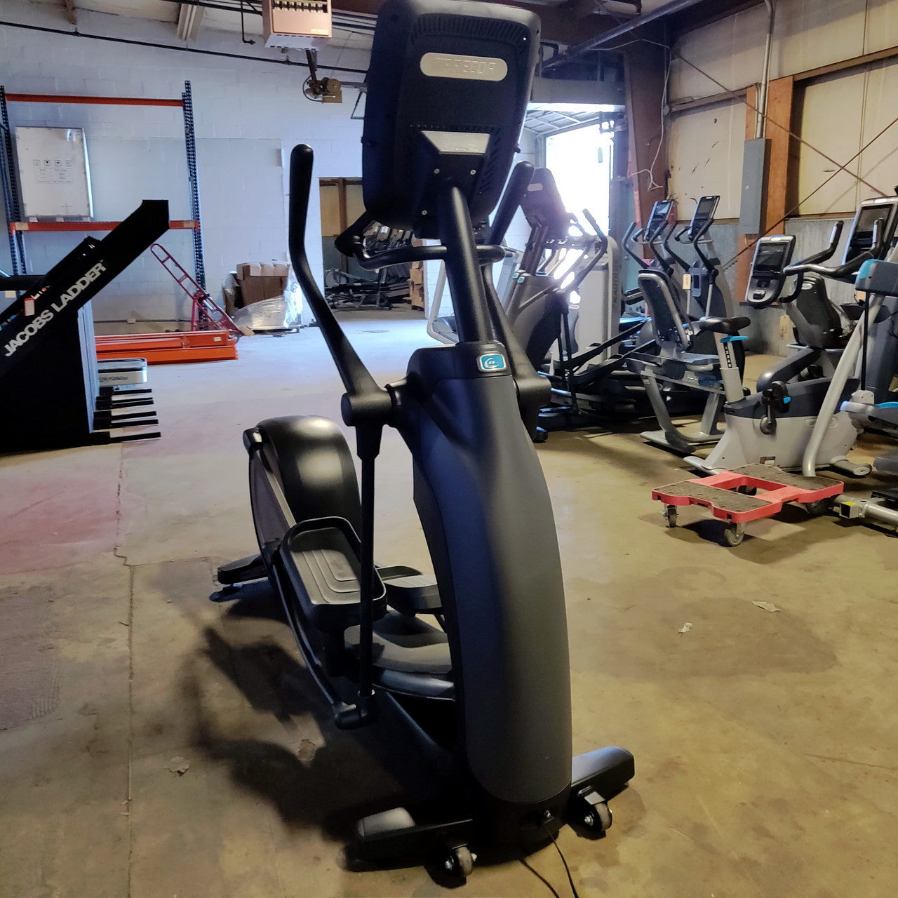 Precor EFX 885 Elliptical w/Converging Crossramp + p82 Console