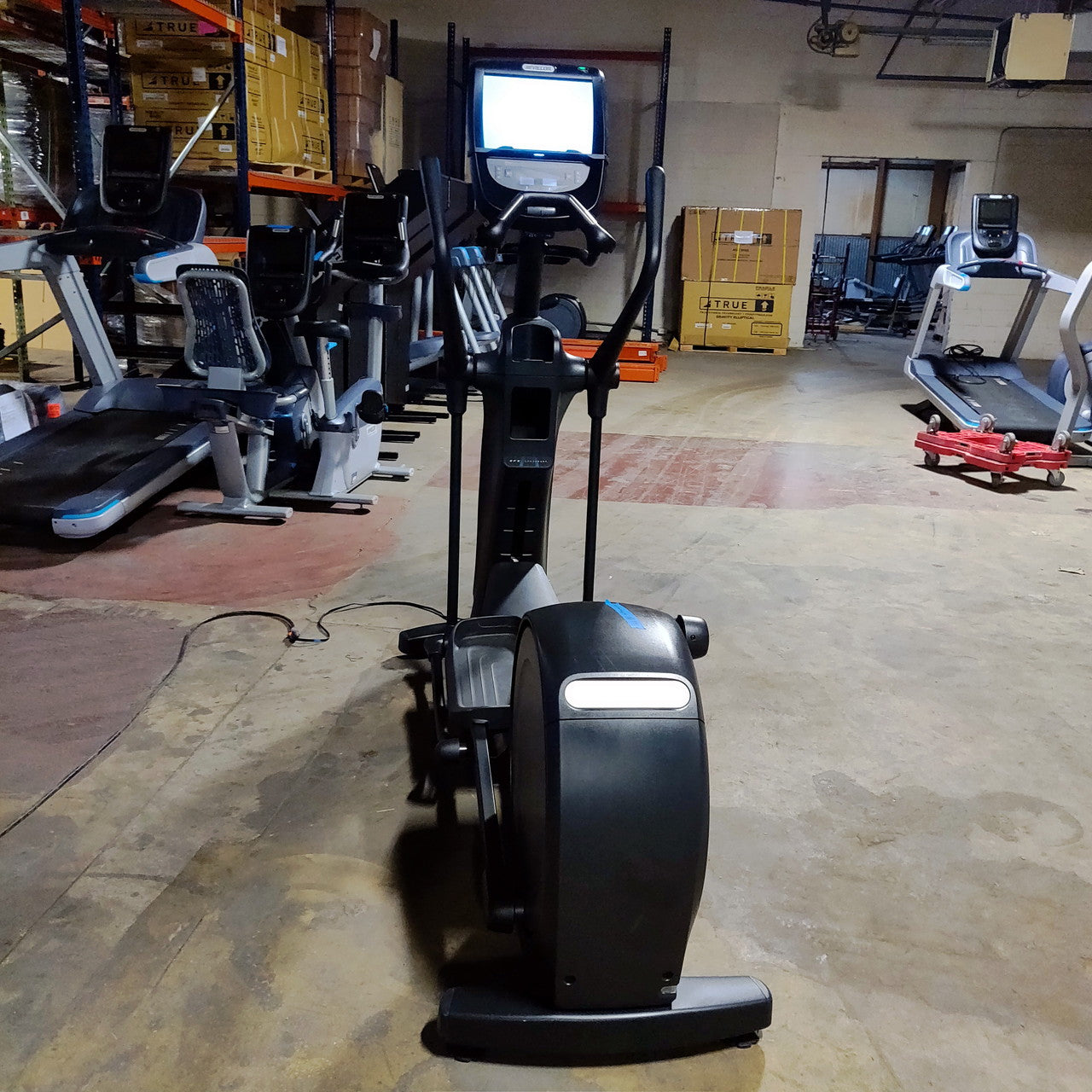 Precor EFX 885 Elliptical w/Converging Crossramp + p82 Console