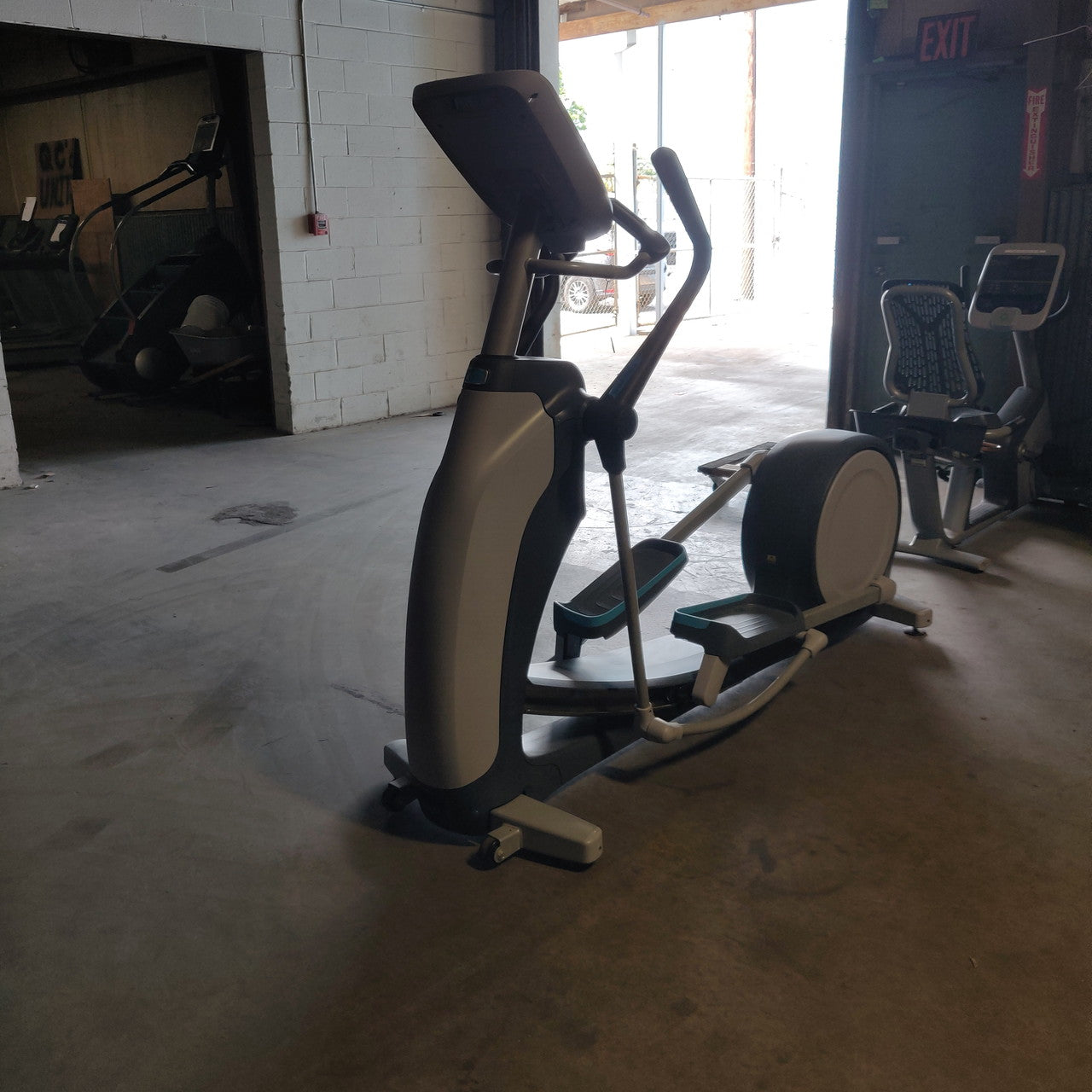 Precor EFX 835 Elliptical w/Converging Crossramp + p30 Console