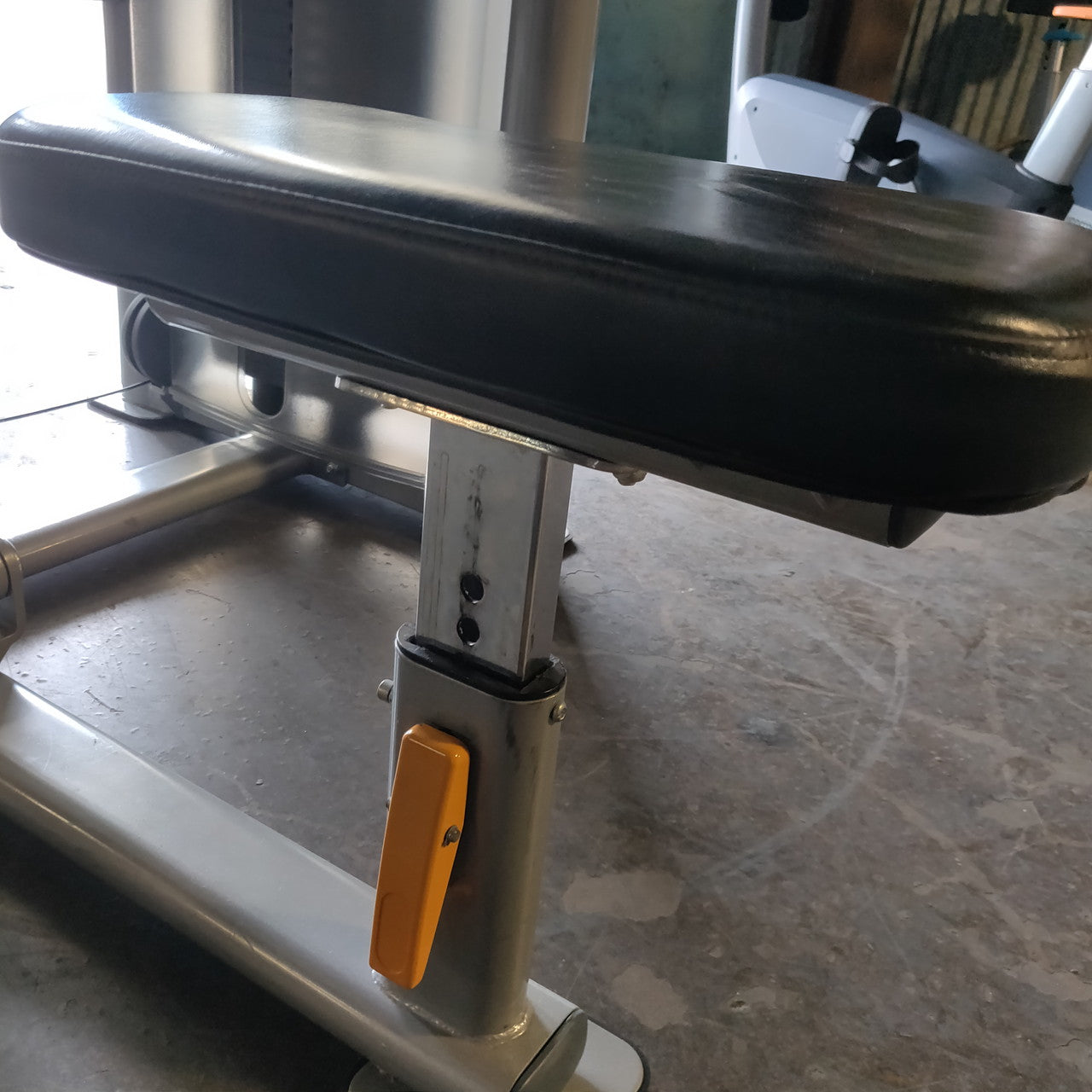 Precor Experience™ S-Line Seated Row – Commercial Selectorized Back Machine