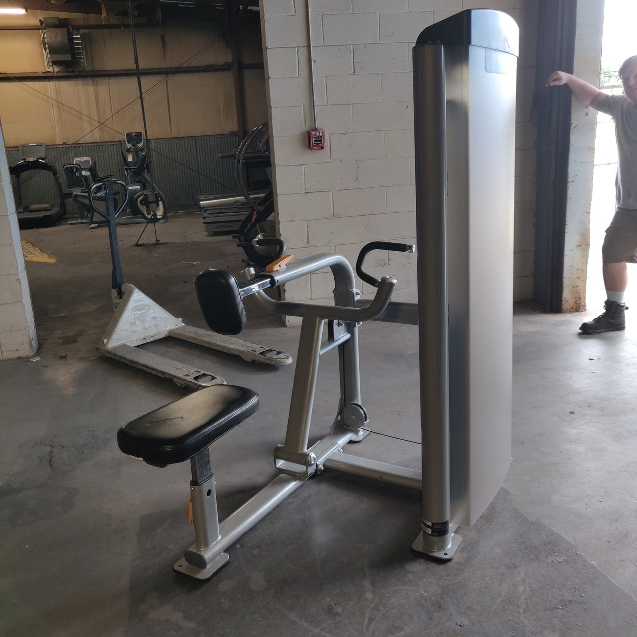 Precor Experience™ S-Line Seated Row – Commercial Selectorized Back Machine