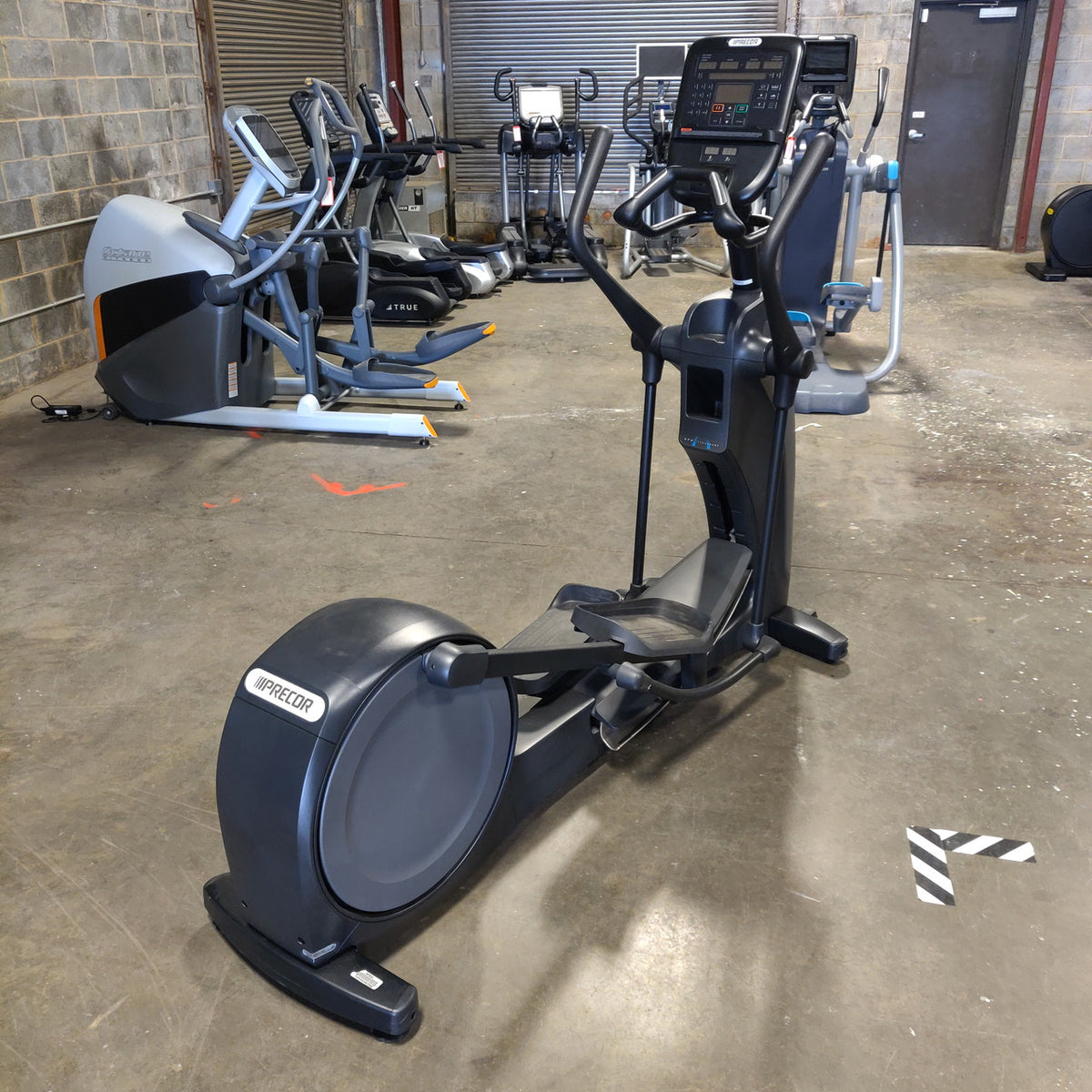 Precor EFX 835 Elliptical w/Converging Crossramp + p31 Console