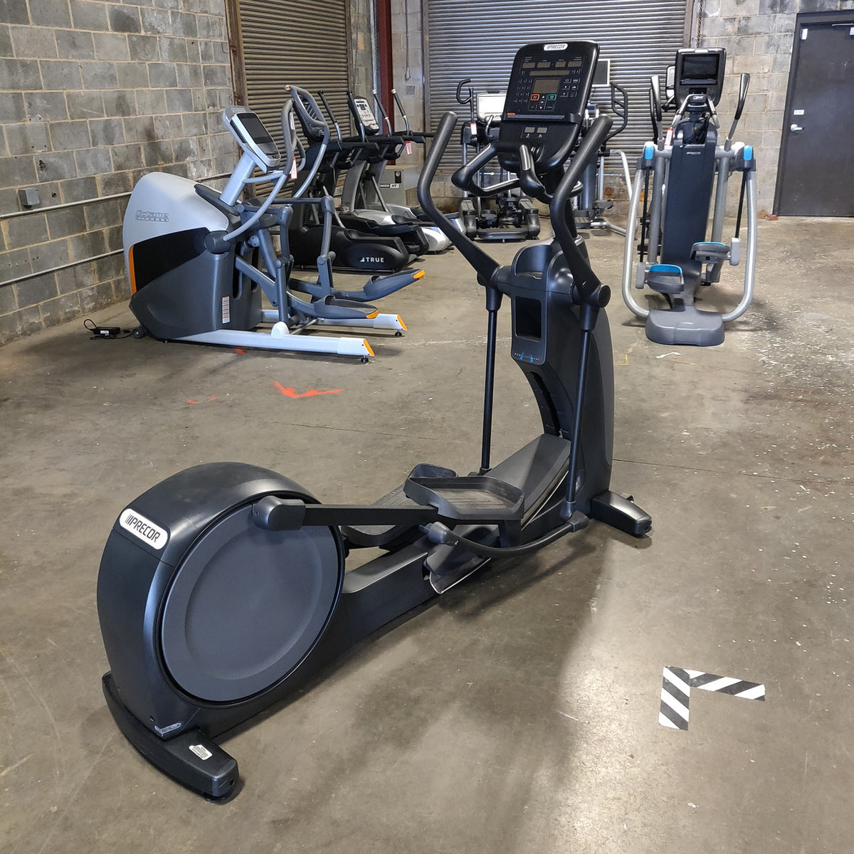 Precor EFX 835 Elliptical w/Converging Crossramp + p31 Console