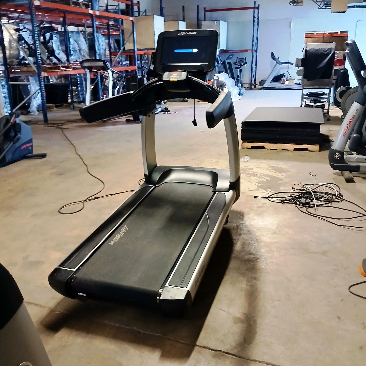 Life Fitness Discover SE 95T Elevation Treadmill