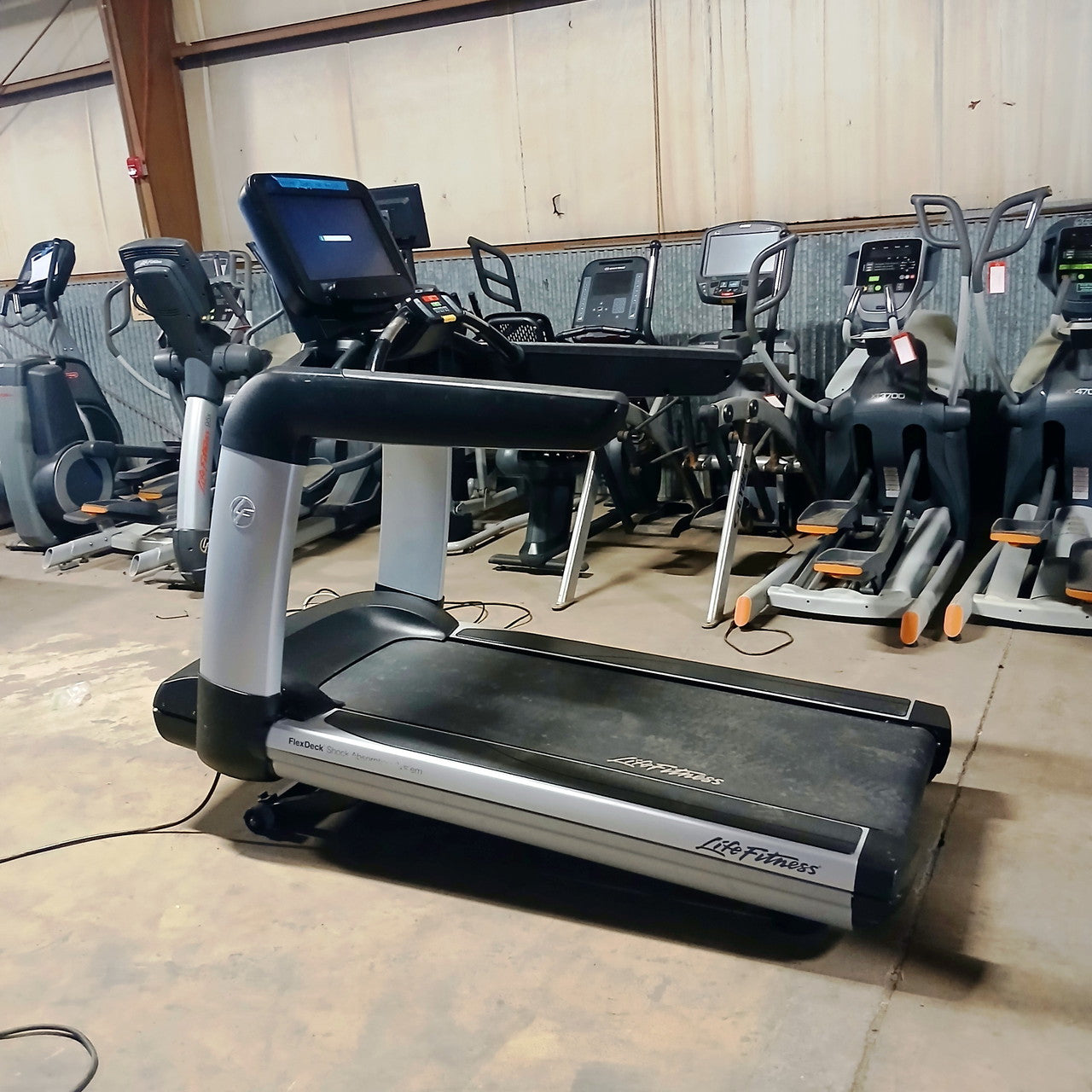 Life Fitness Discover SE 95T Elevation Treadmill