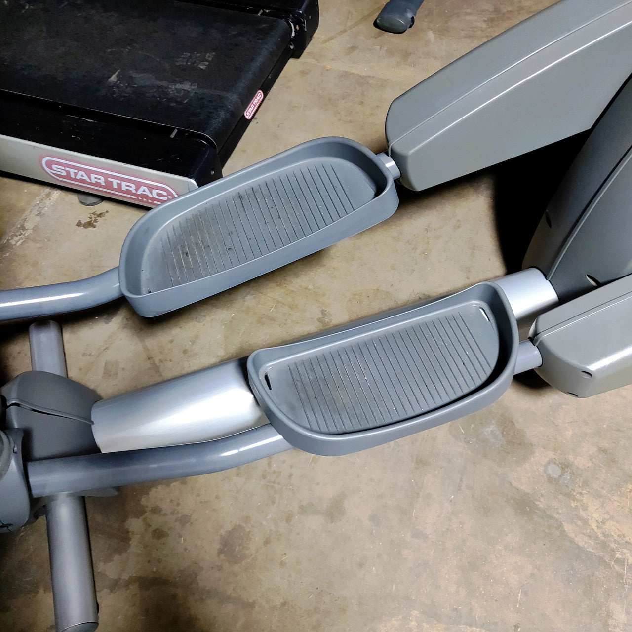 Life Fitness Elliptical Commercial Grade CLST