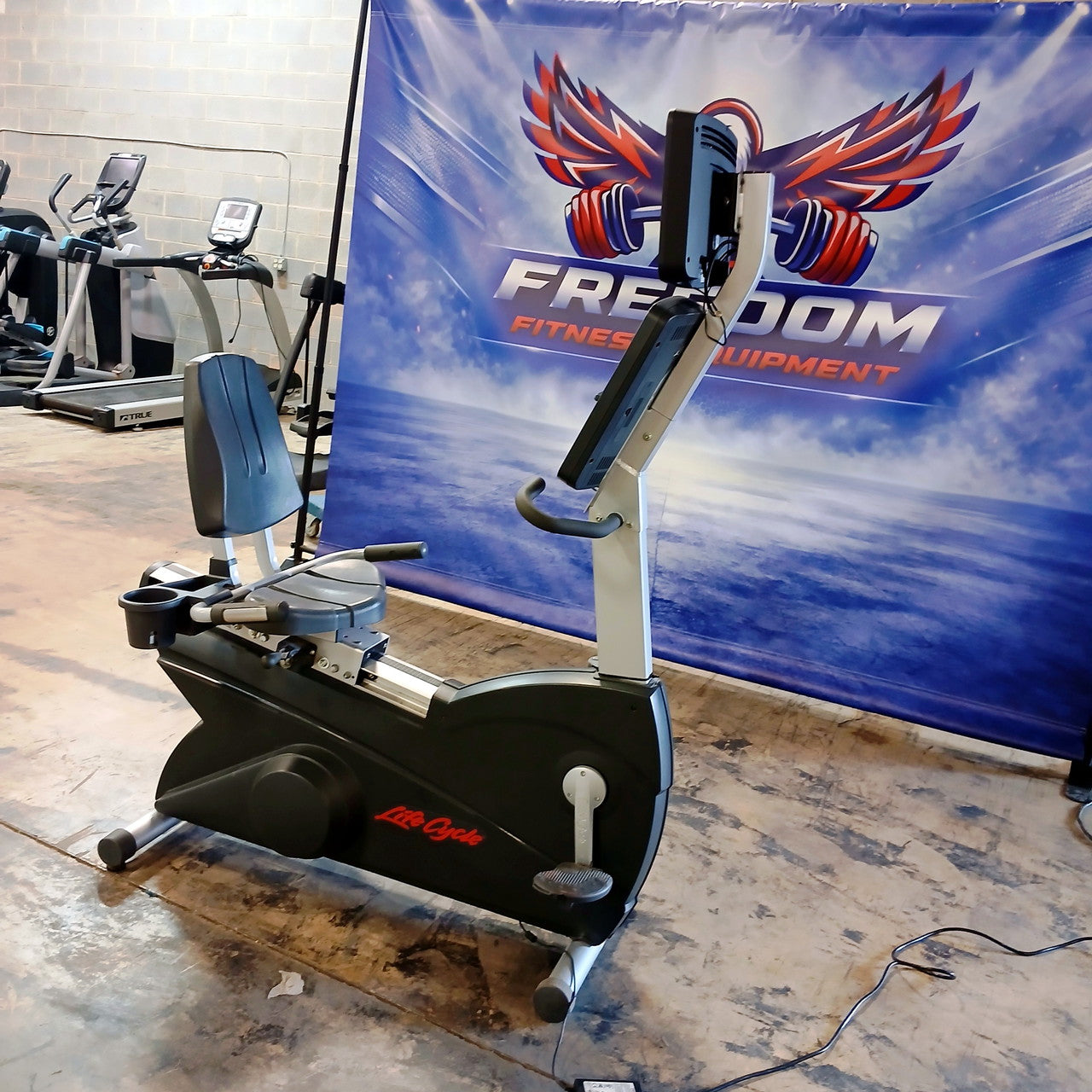 Life Fitness Integrity Series CLSR Recumbent Bike