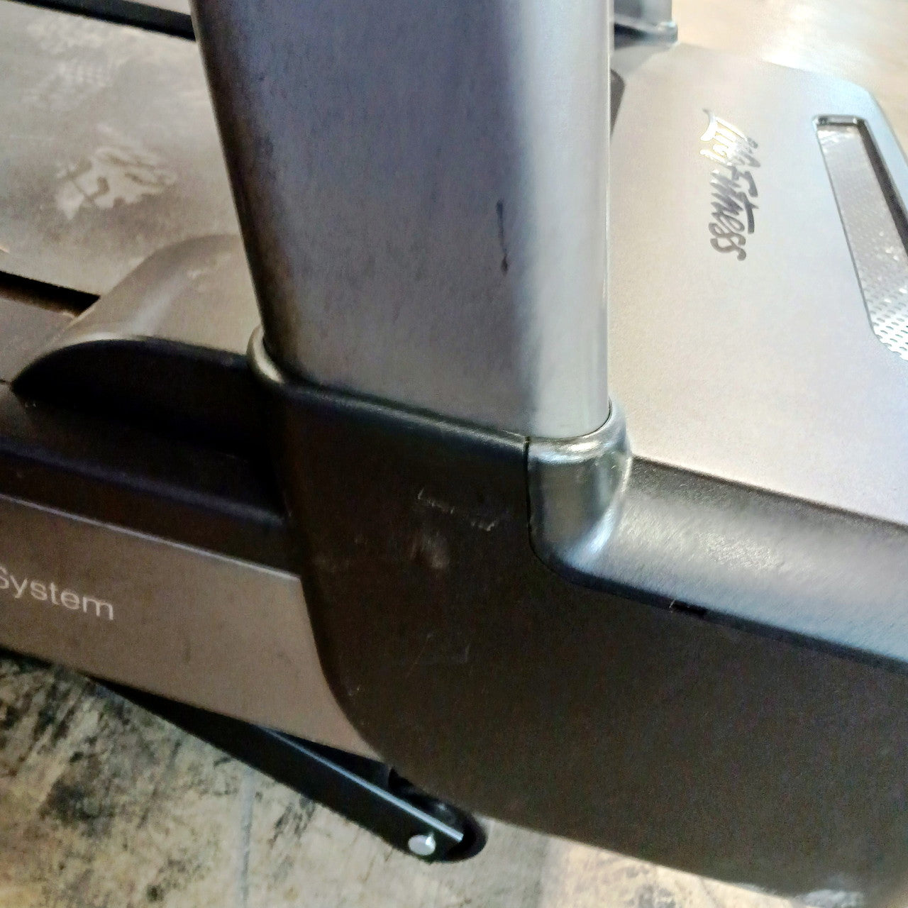 Life Fitness Integrity Treadmill w/ SE3 Console