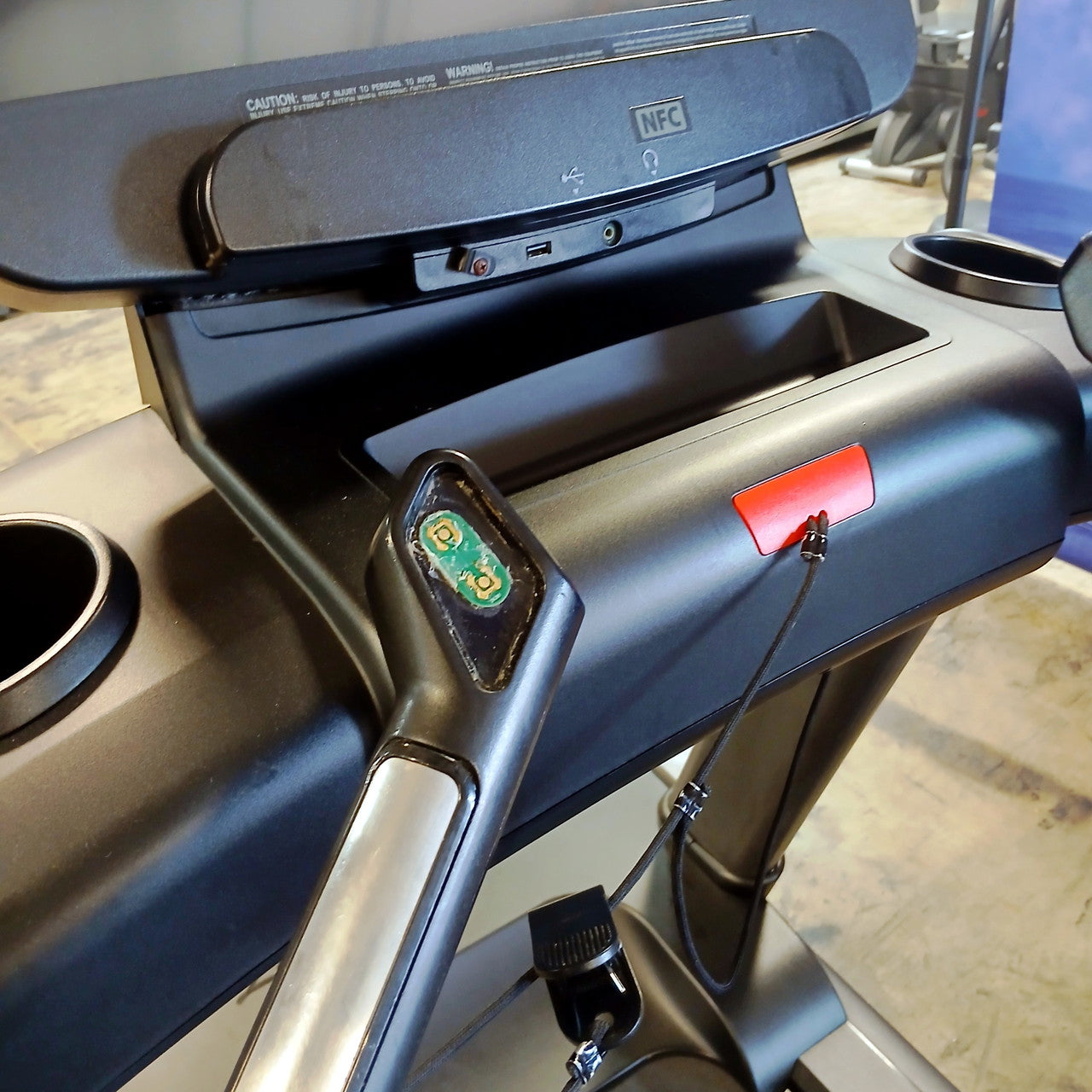 Life Fitness Integrity Treadmill w/ SE3 Console