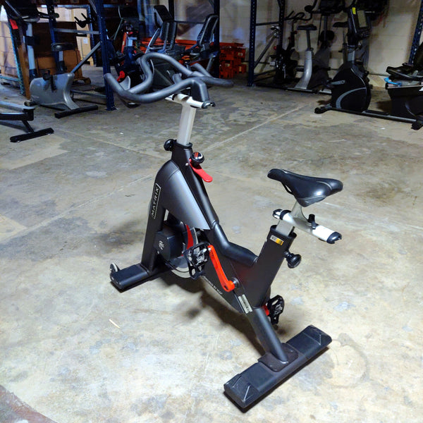 matrix社 インドアサイクルic3 Matrix IC3 Upright Exercise Indoor Exercise Aerobic Cycle Bike