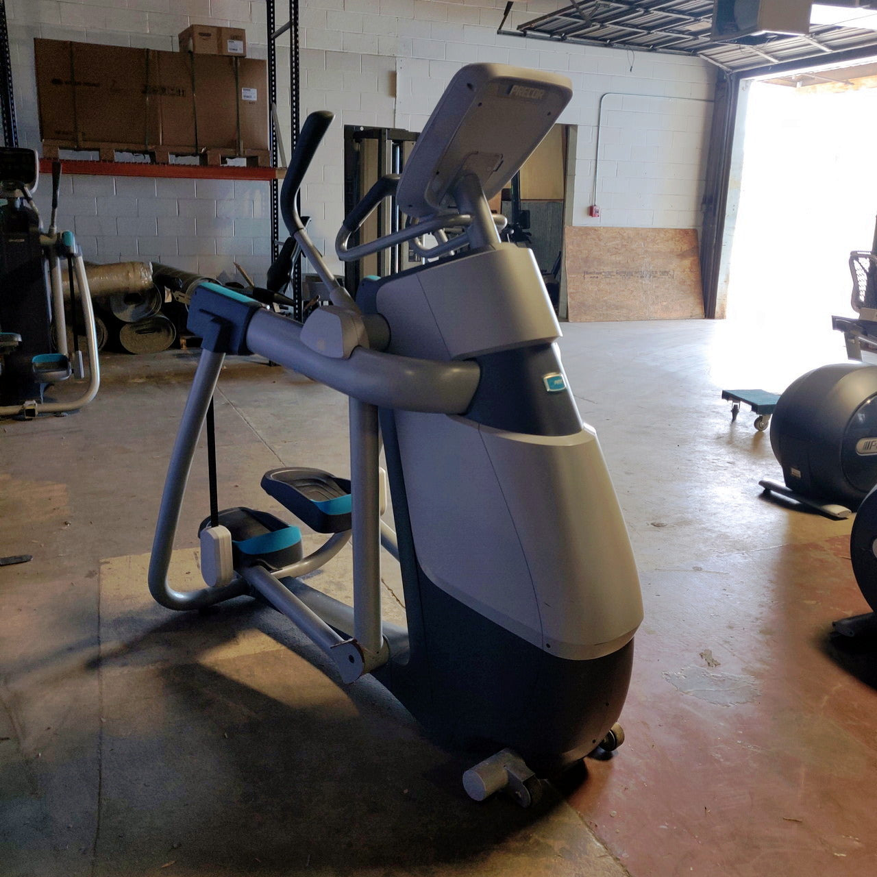 Precor AMT 813 w/ P10 Console – Adaptive Motion Trainer for Low-Impact Full-Body Cardio