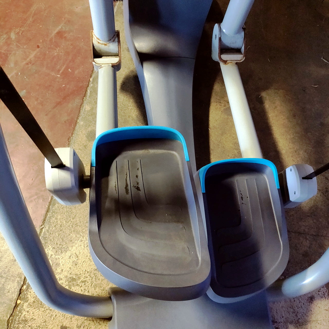 Precor AMT 813 w/ P10 Console – Adaptive Motion Trainer for Low-Impact Full-Body Cardio