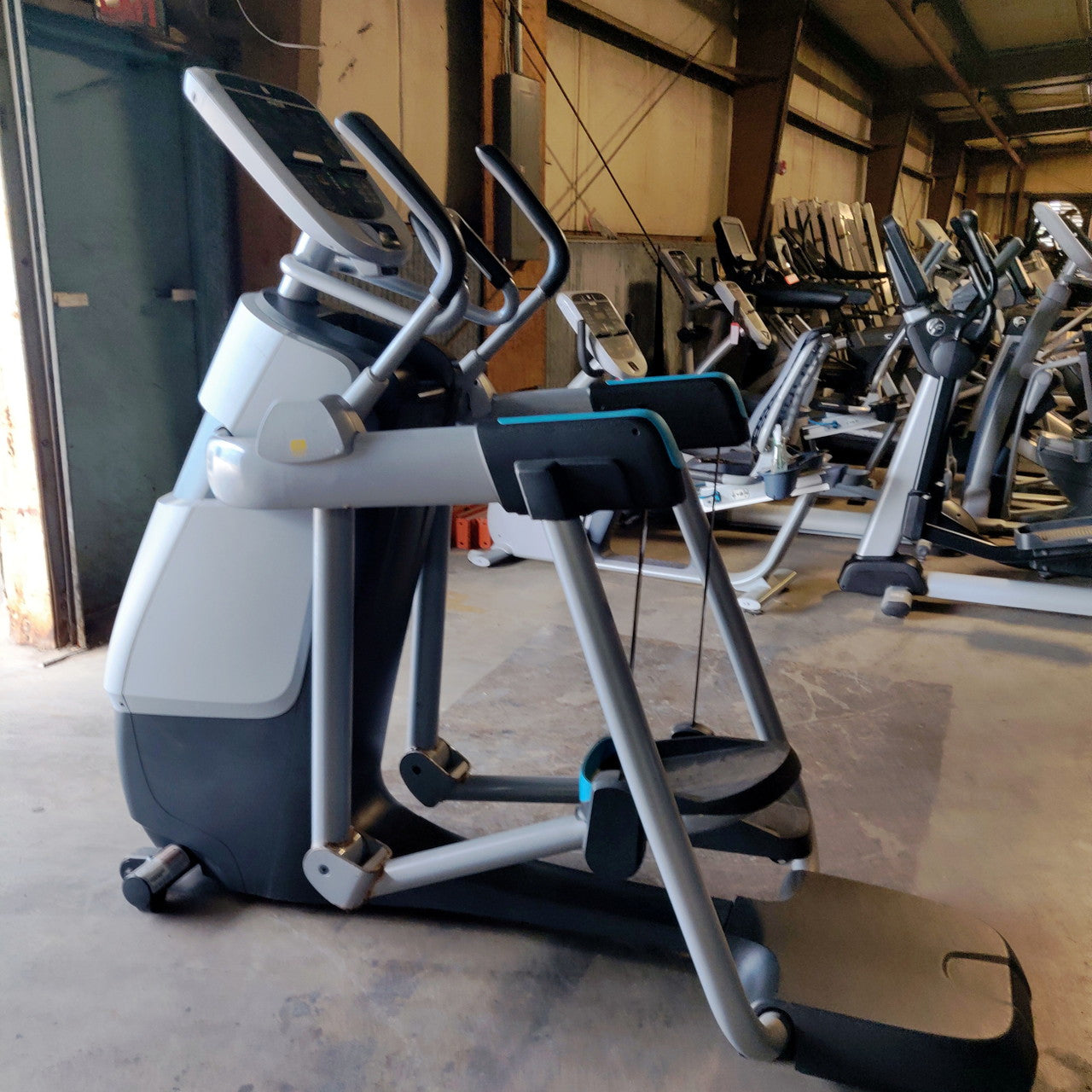 Precor AMT 835 with Open Stride™ w/ P30 Console