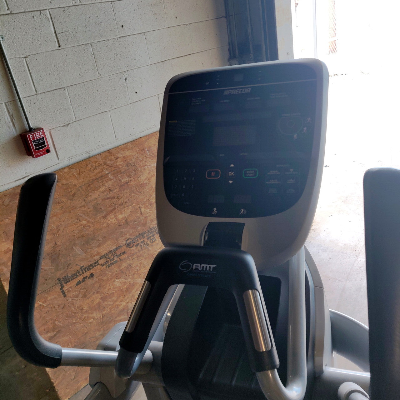 Precor AMT 835 with Open Stride™ w/ P30 Console