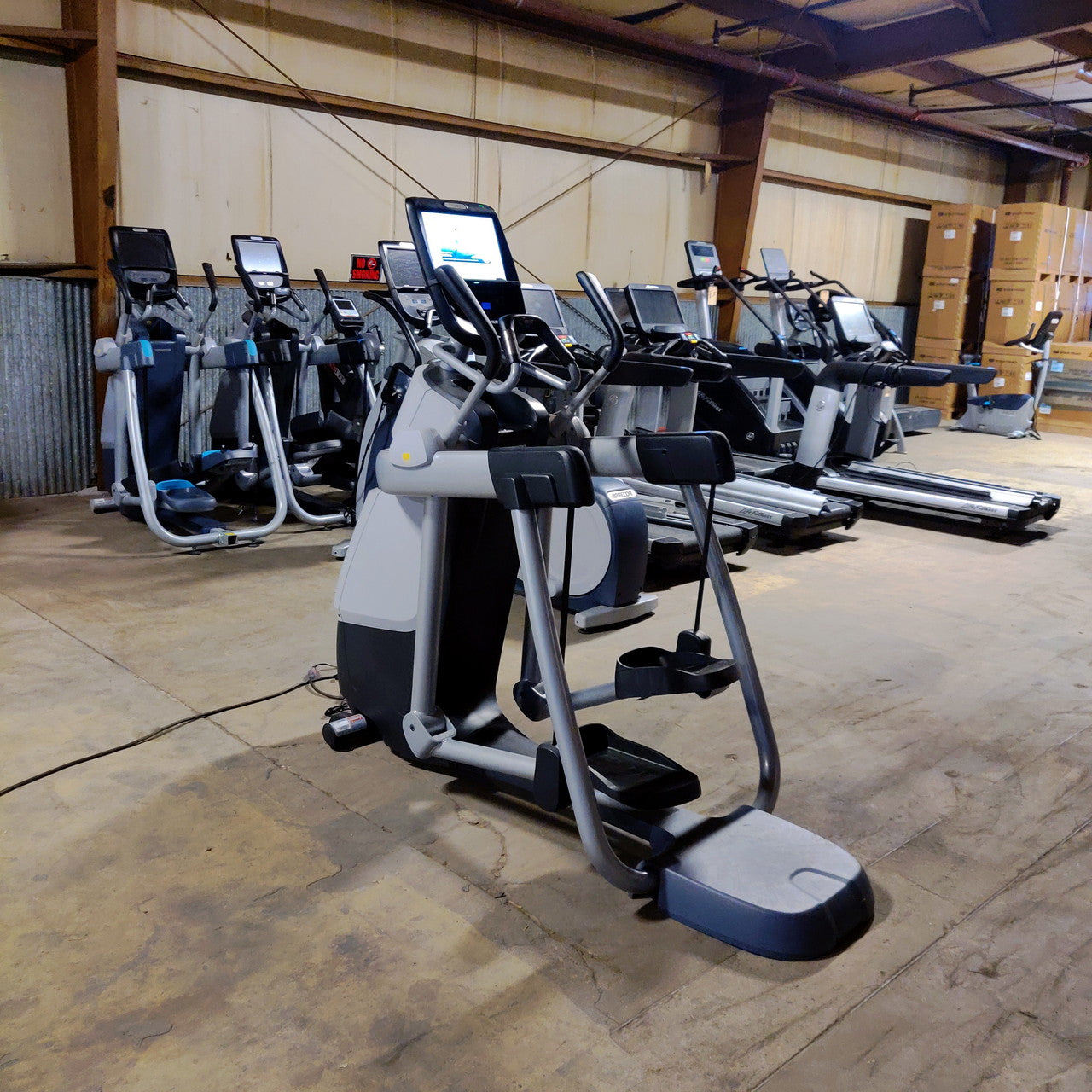 Precor AMT 885 with Open Stride w/P82 Console