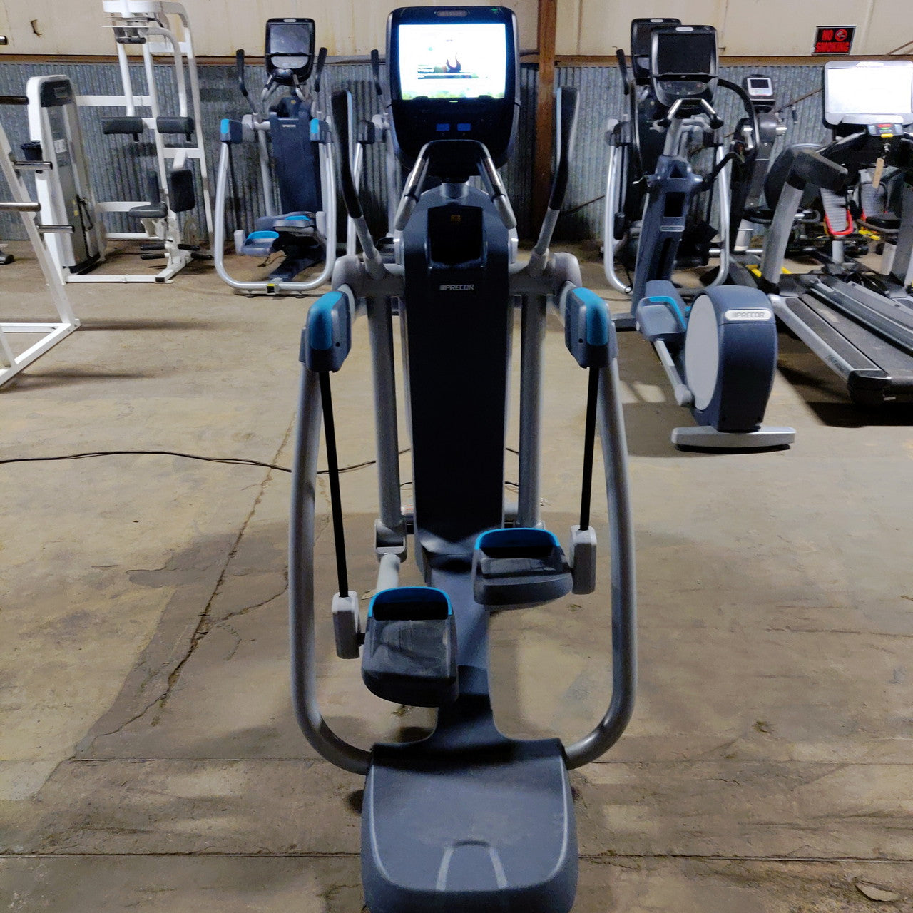 Precor AMT 885 with Open Stride w/P82 Console