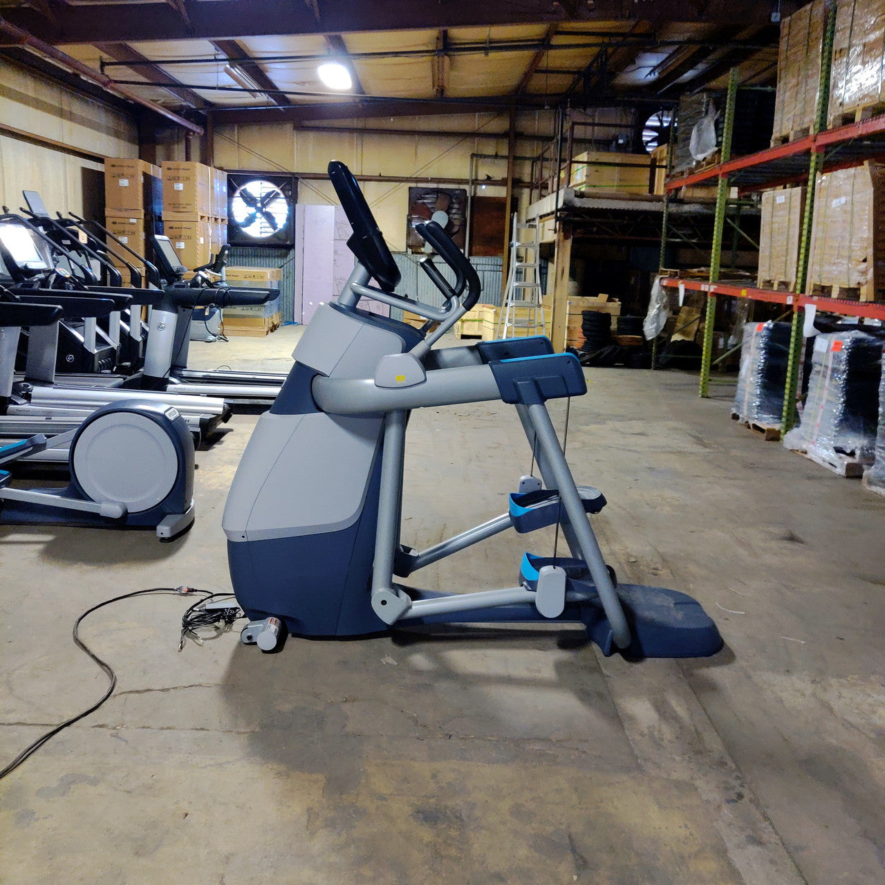 Precor AMT 885 with Open Stride w/P82 Console