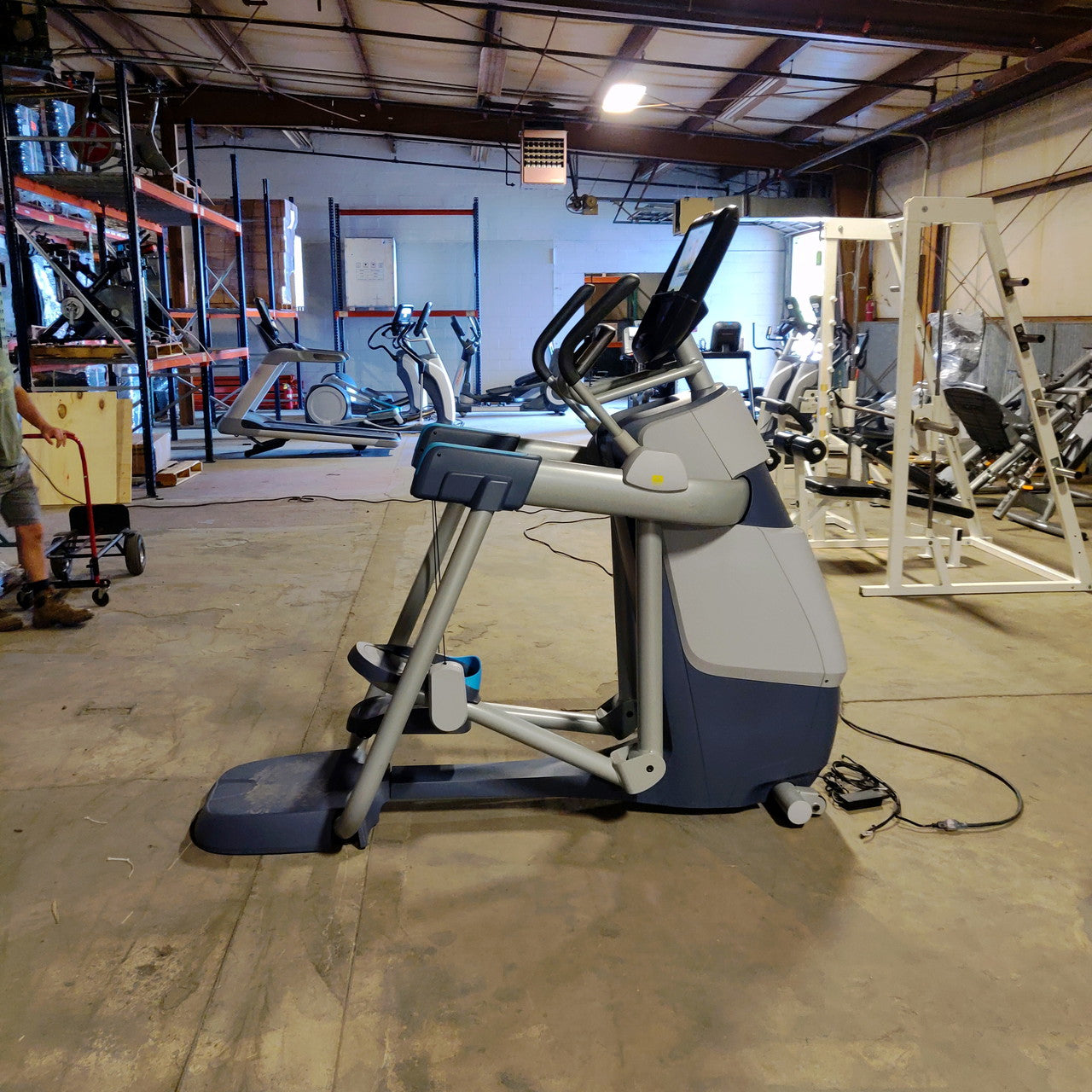 Precor AMT 885 with Open Stride w/P82 Console