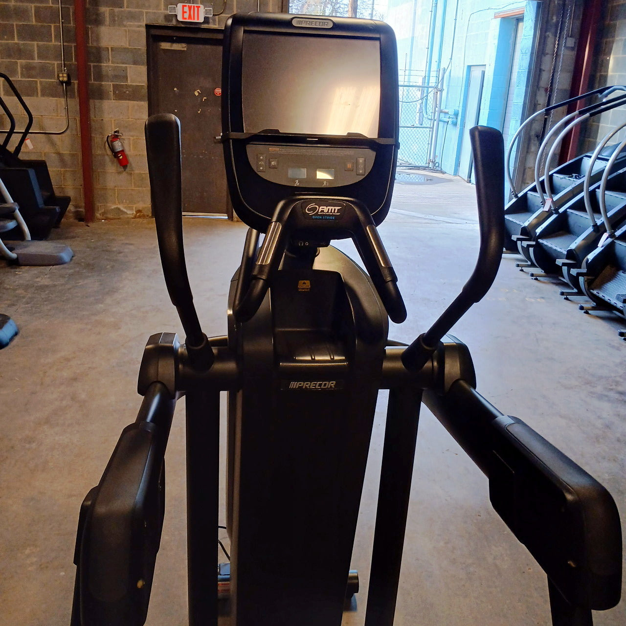 Precor AMT 885 with Open Stride w/P82 Console