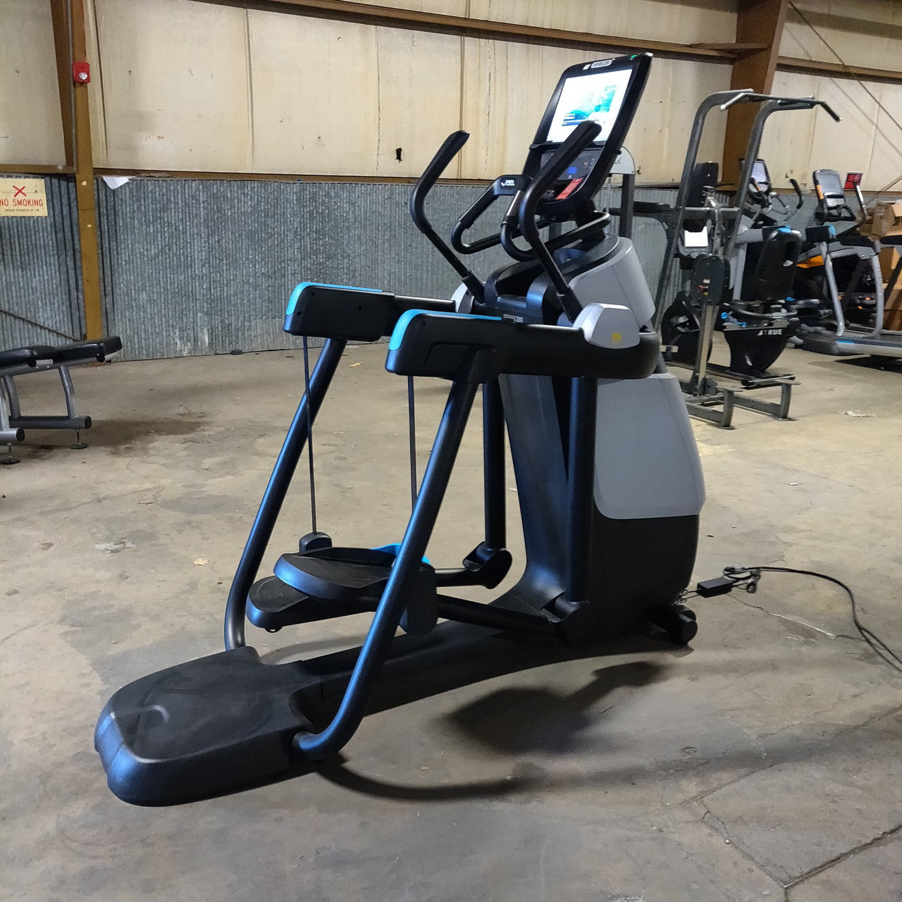 Precor AMT 885 with Open Stride w/P82 Console