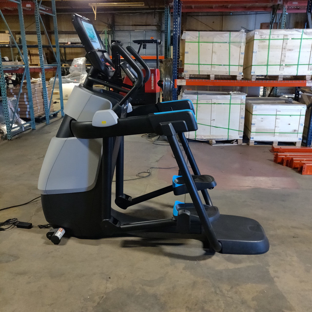 Precor AMT 885 with Open Stride w/P82 Console