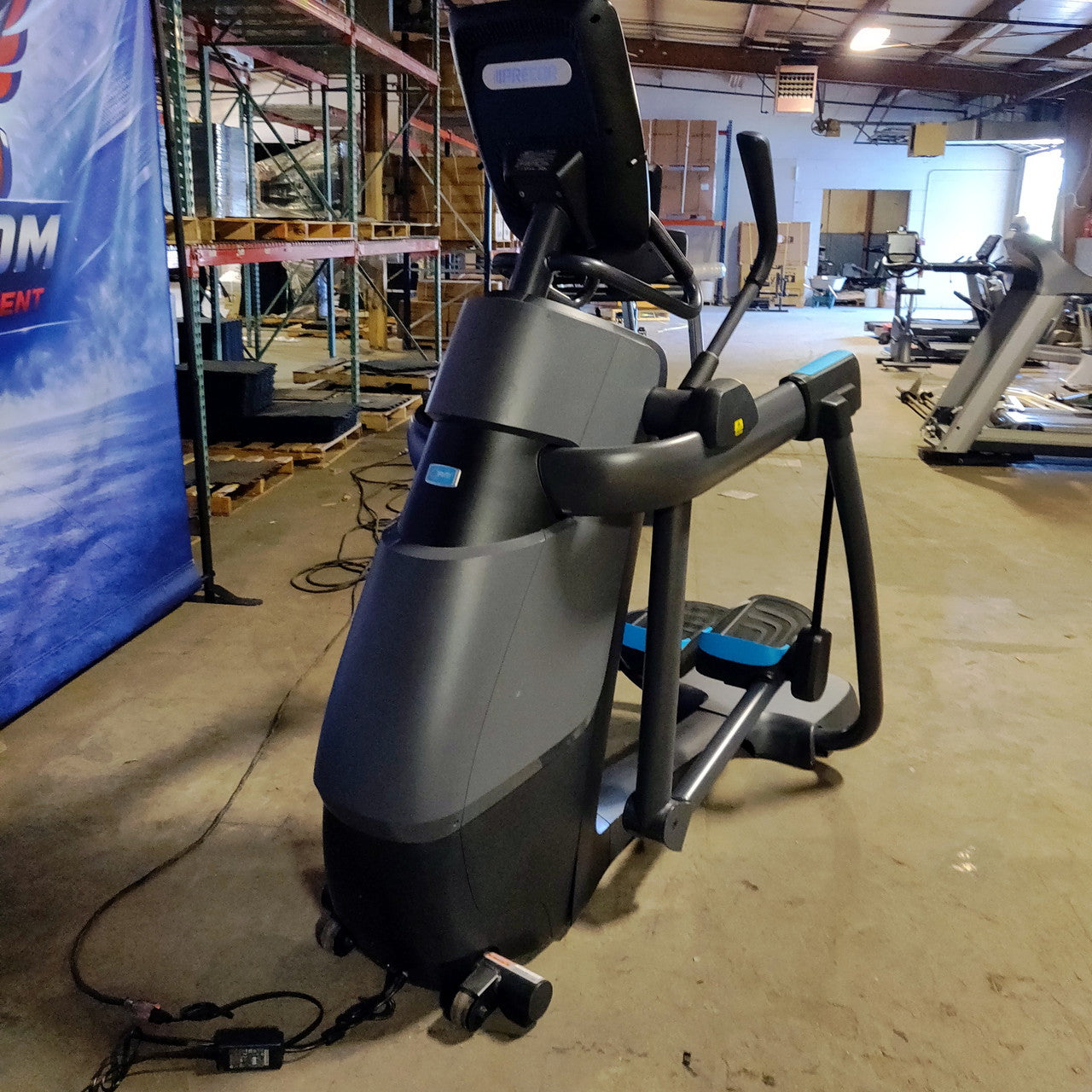 Precor AMT 885 with Open Stride w/P82 Console