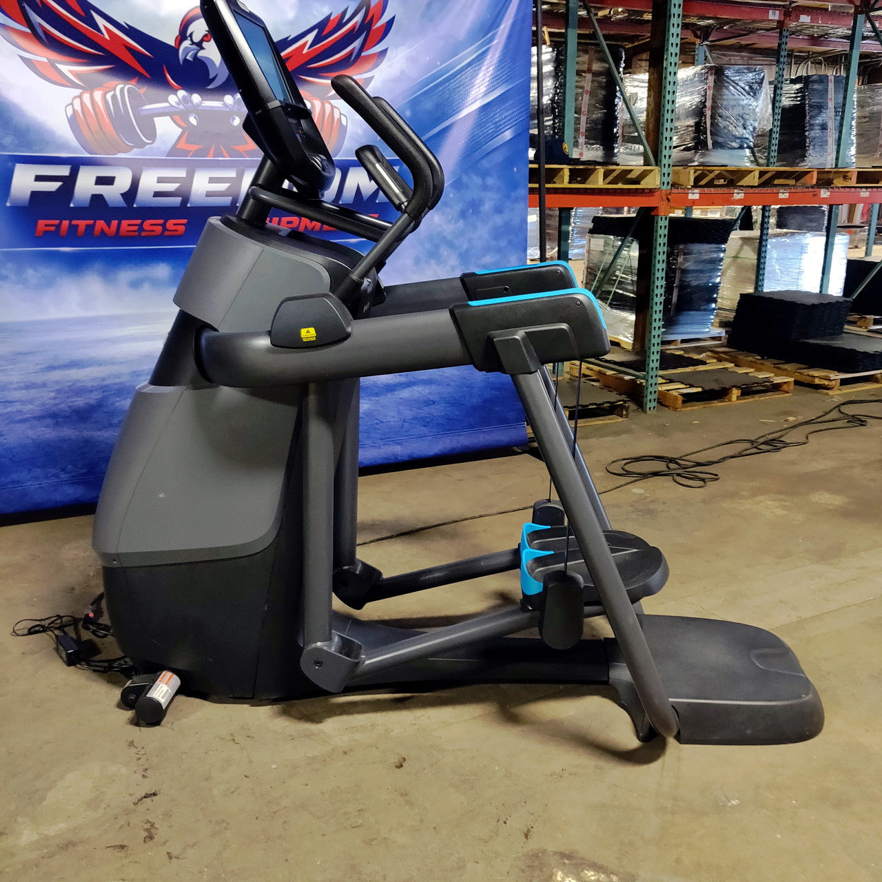 Precor AMT 885 with Open Stride w/P82 Console