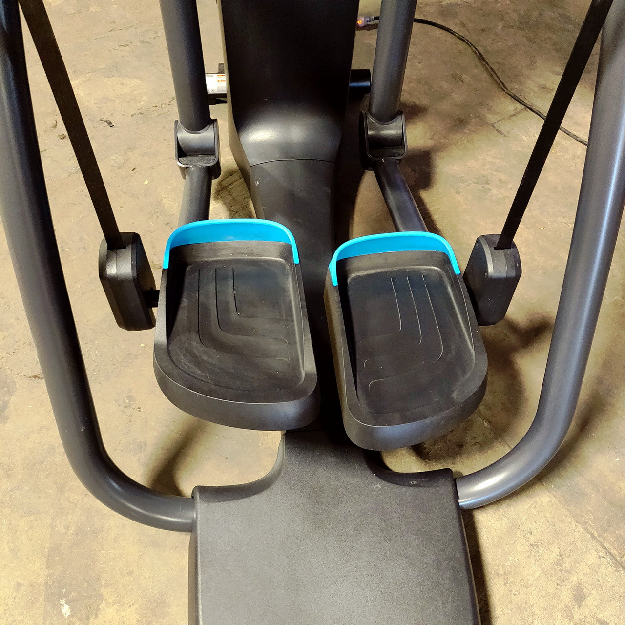 Precor AMT 885 with Open Stride w/P82 Console