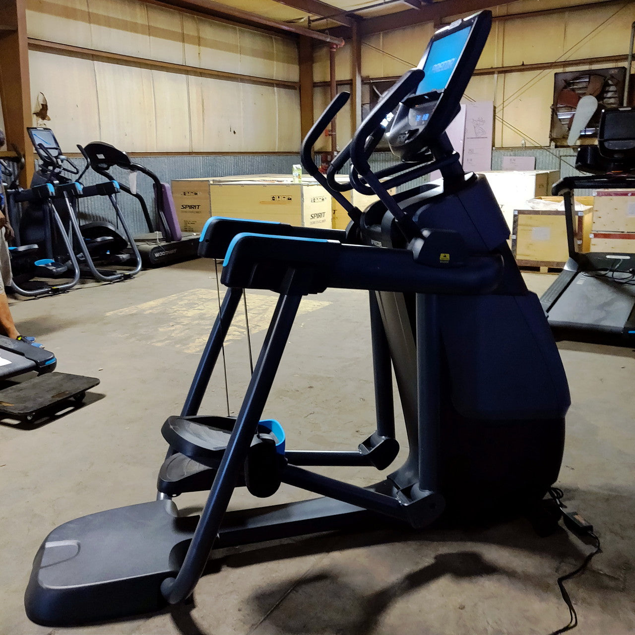 Precor AMT 885 with Open Stride w/P82 Console
