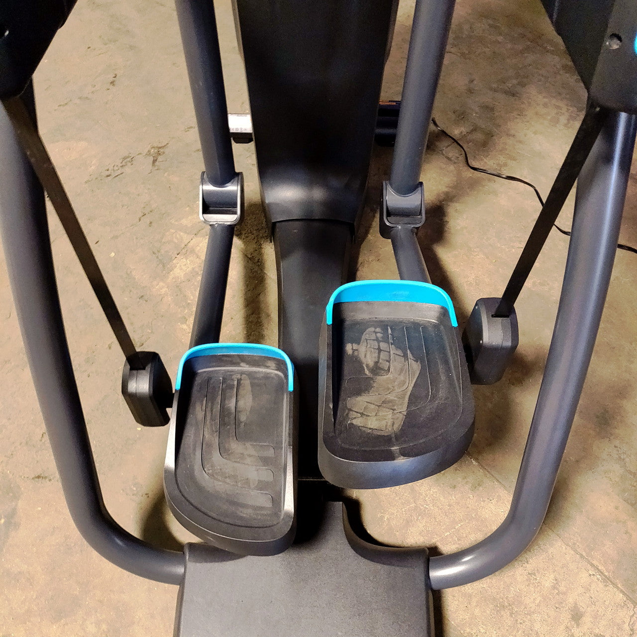 Precor AMT 885 with Open Stride w/P82 Console