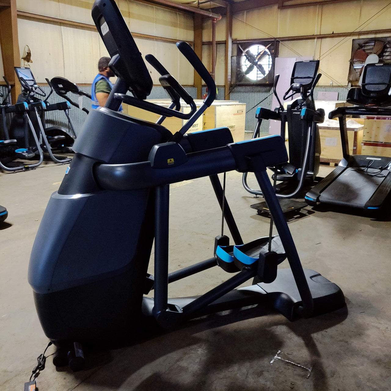 Precor AMT 885 with Open Stride w/P82 Console
