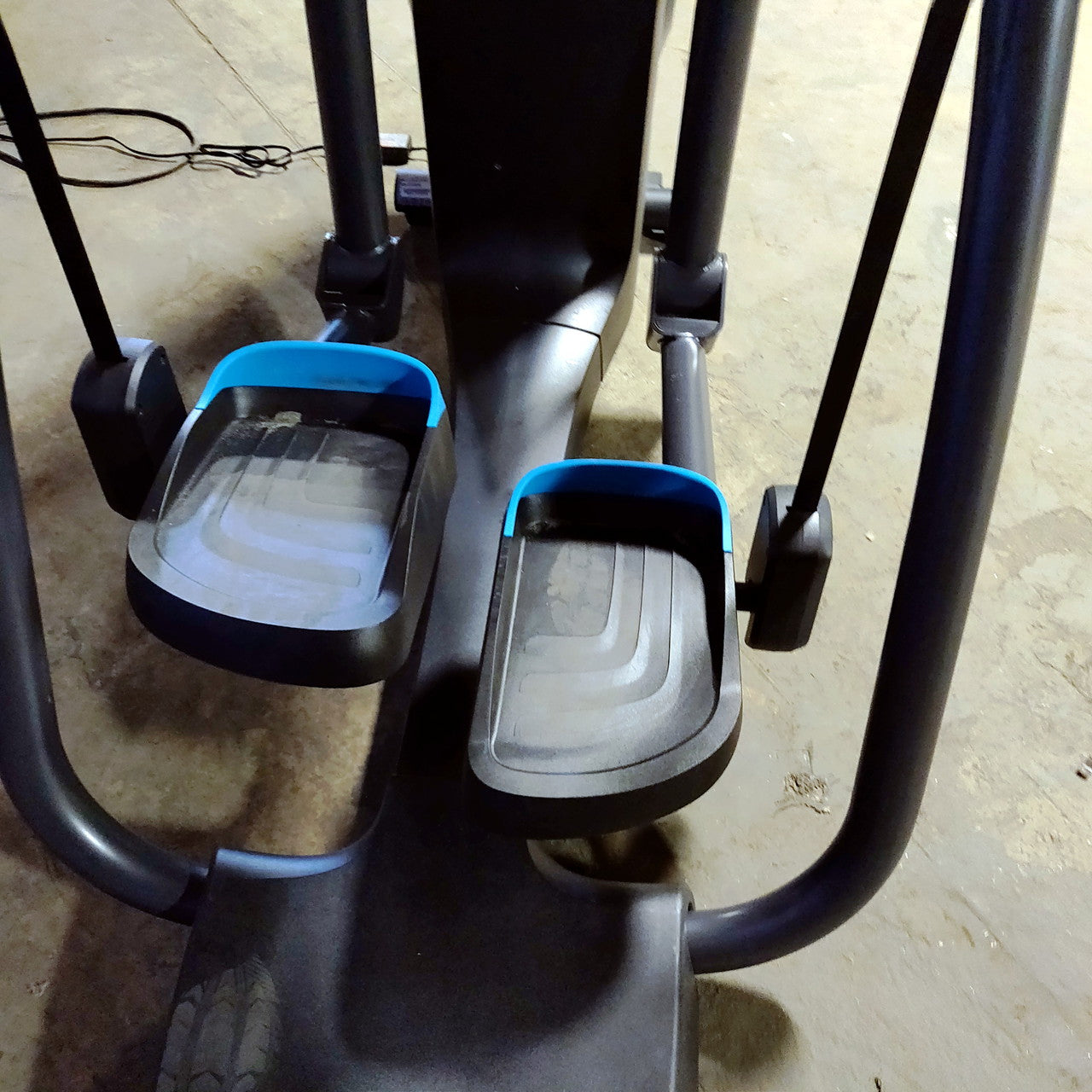 Precor AMT 885 with Open Stride w/P82 Console