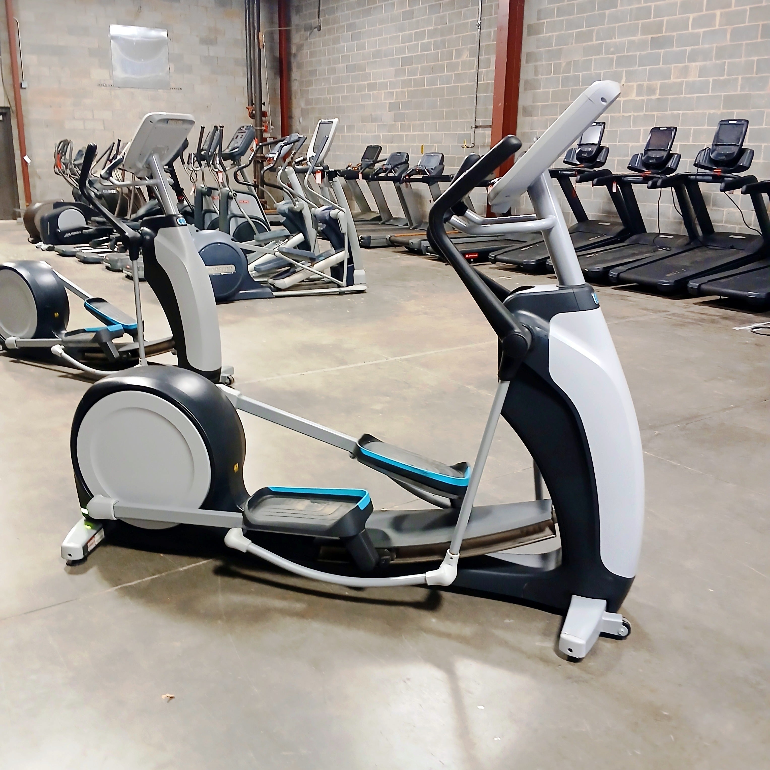 Precor EFX 800-18 Elliptical w/ P30 Console