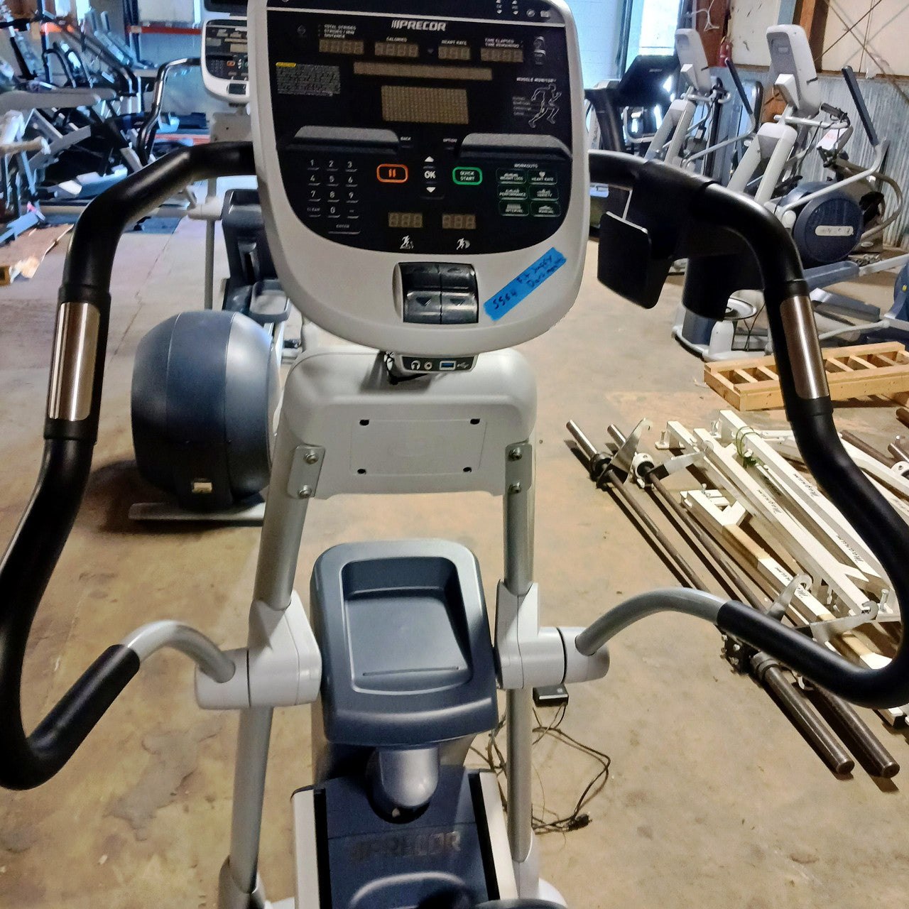 Precor EFX 833 Elliptical Crosstrainer w/ p30 Console
