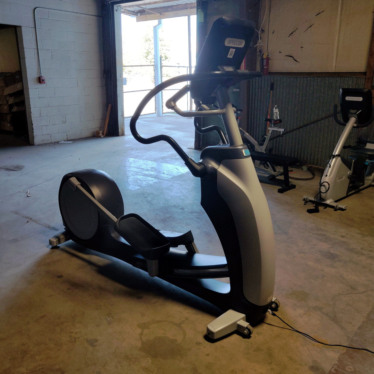 Precor EFX 883 Elliptical Lower Body Crosstrainer w/p82 Console