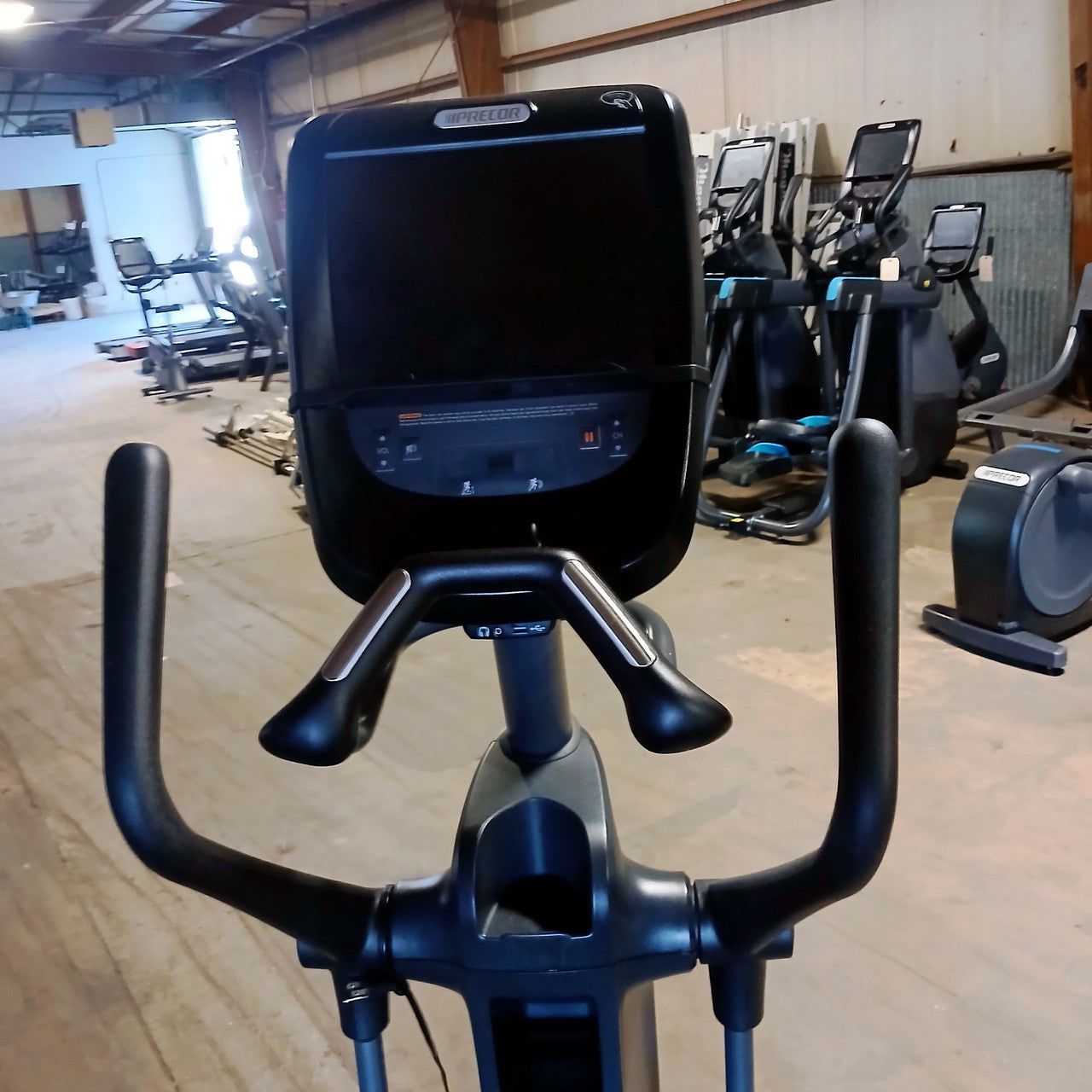 Precor EFX 885 Elliptical w/Converging Crossramp + p82 Console
