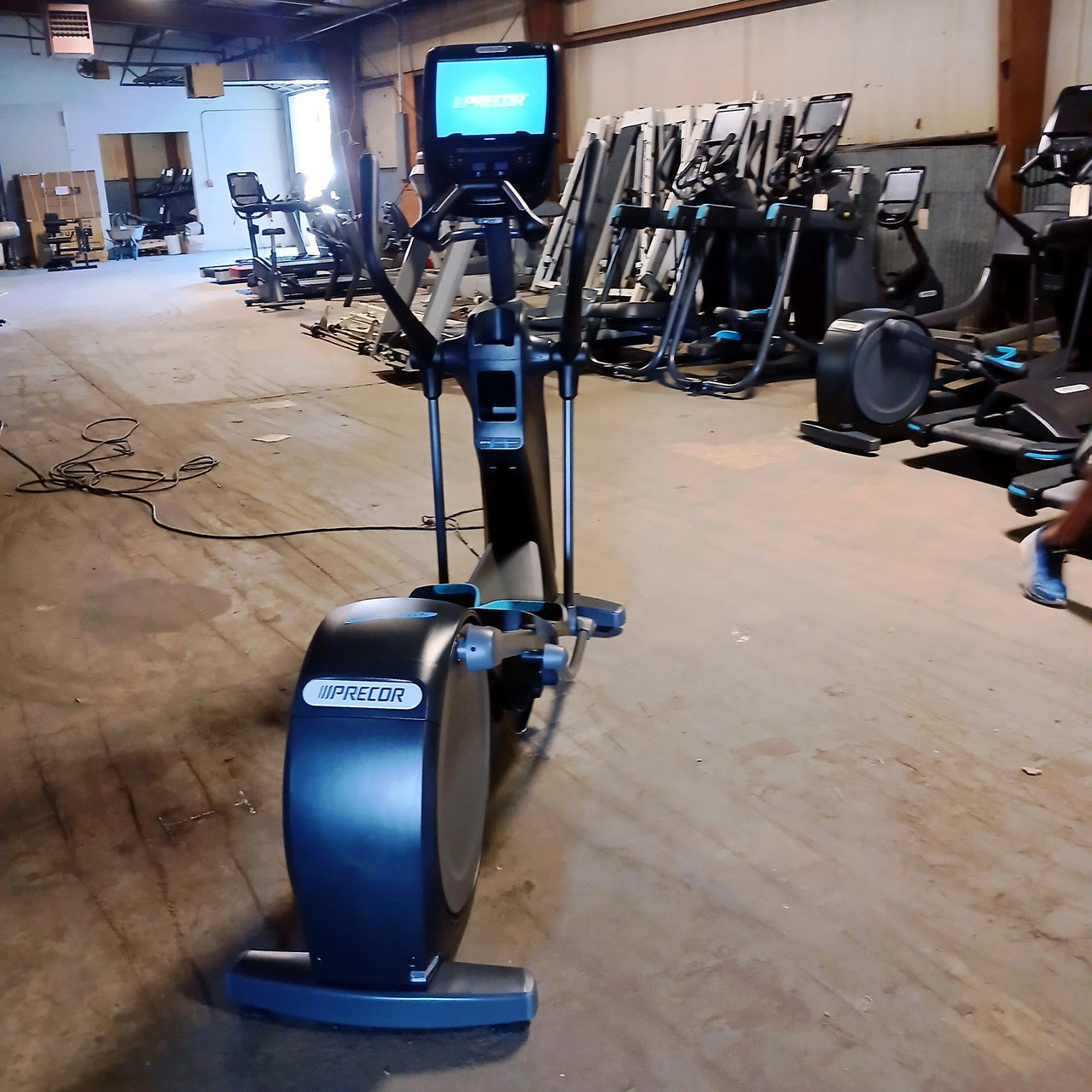 Precor EFX 885 Elliptical w/Converging Crossramp + p82 Console