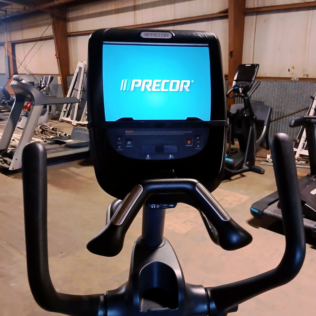 Precor EFX 885 Elliptical w/Converging Crossramp + p82 Console