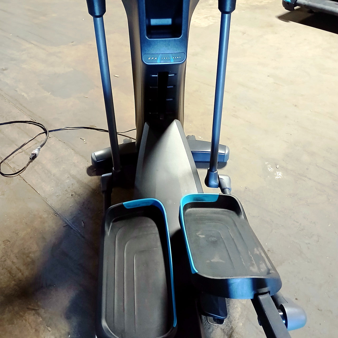 Precor EFX 885 Elliptical w/Converging Crossramp + p82 Console