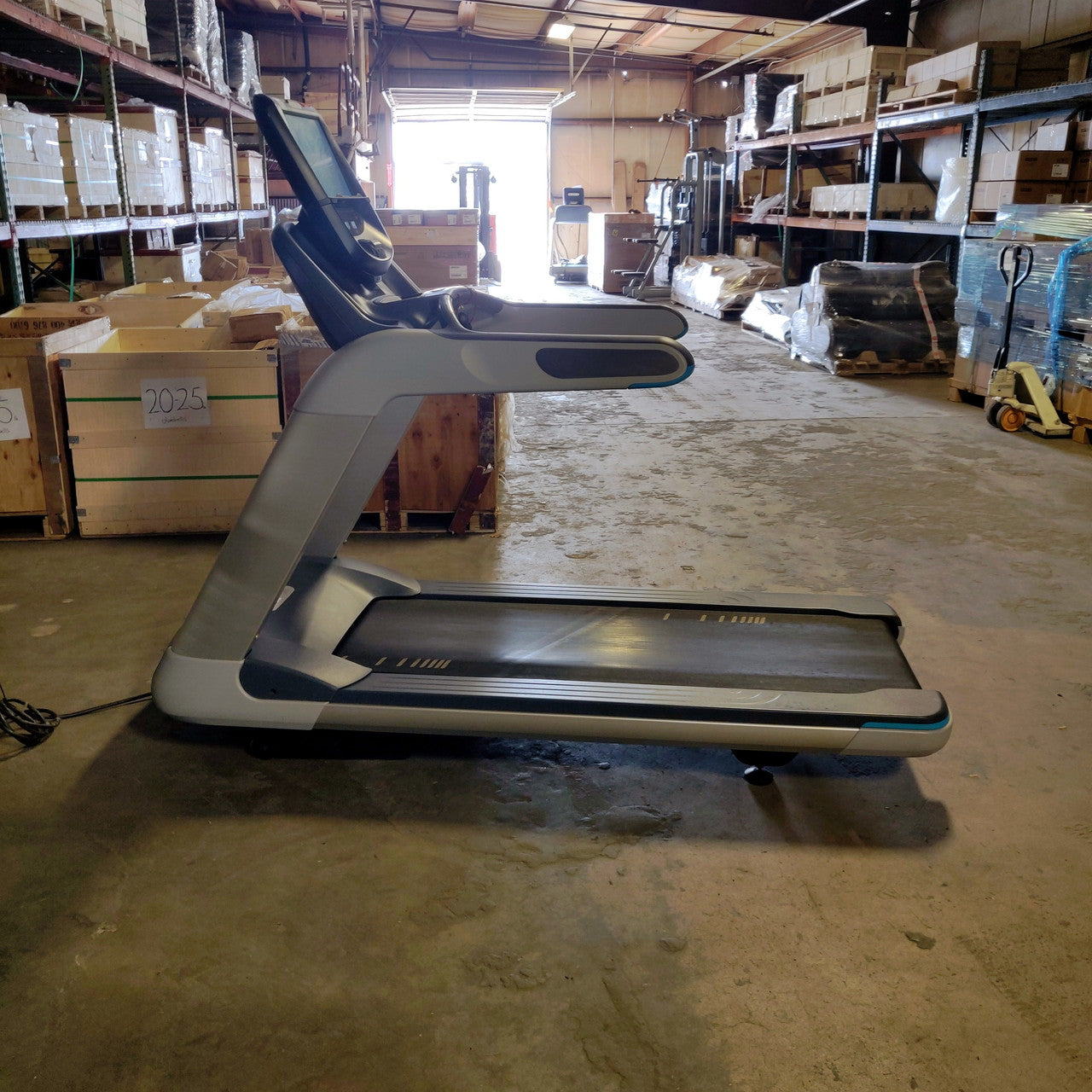 Precor TRM 885 Treadmill w/P82 Console
