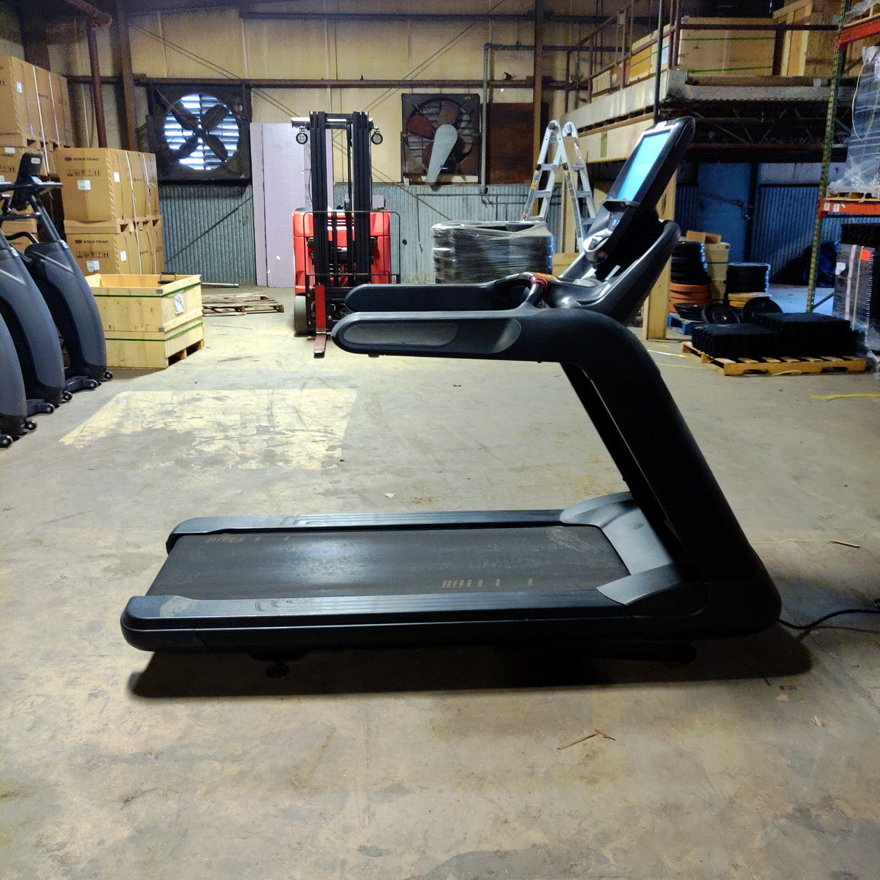 Precor TRM 885 Treadmill w/P82 Console