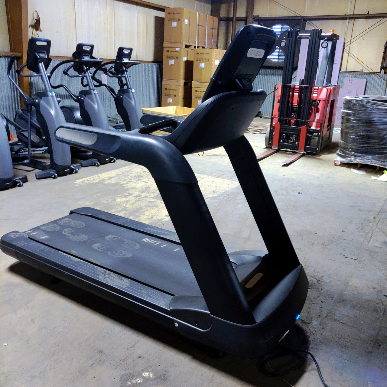 Precor TRM 885 Treadmill w/P82 Console