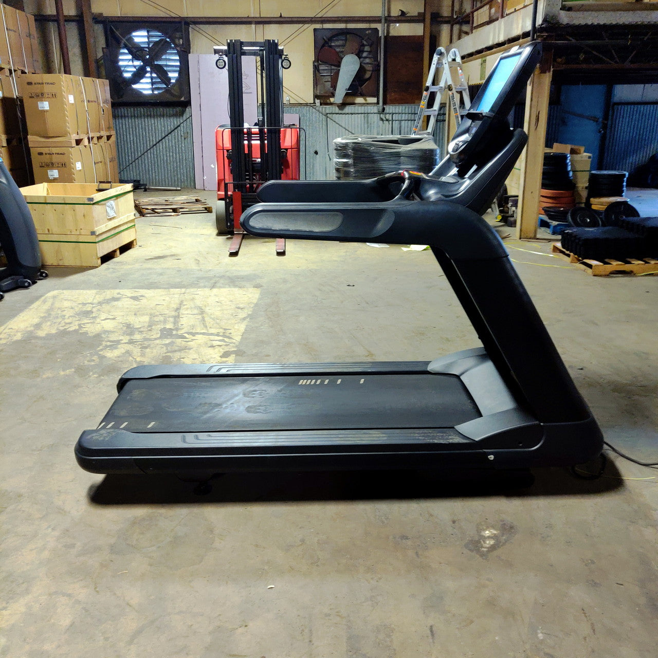 Precor TRM 885 Treadmill w/P82 Console
