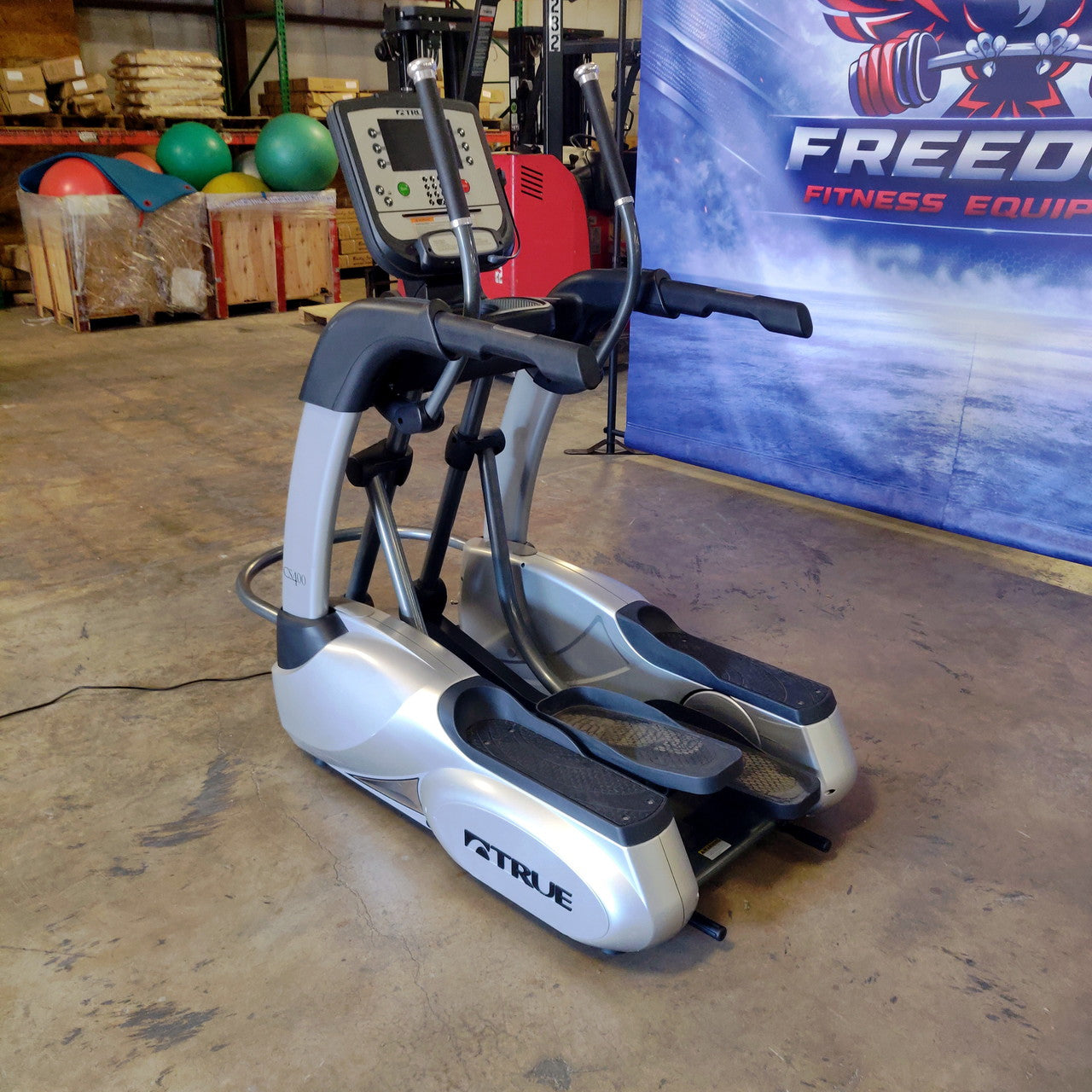 True Fitness CS400 Elliptical w/ Escalate 9 Console