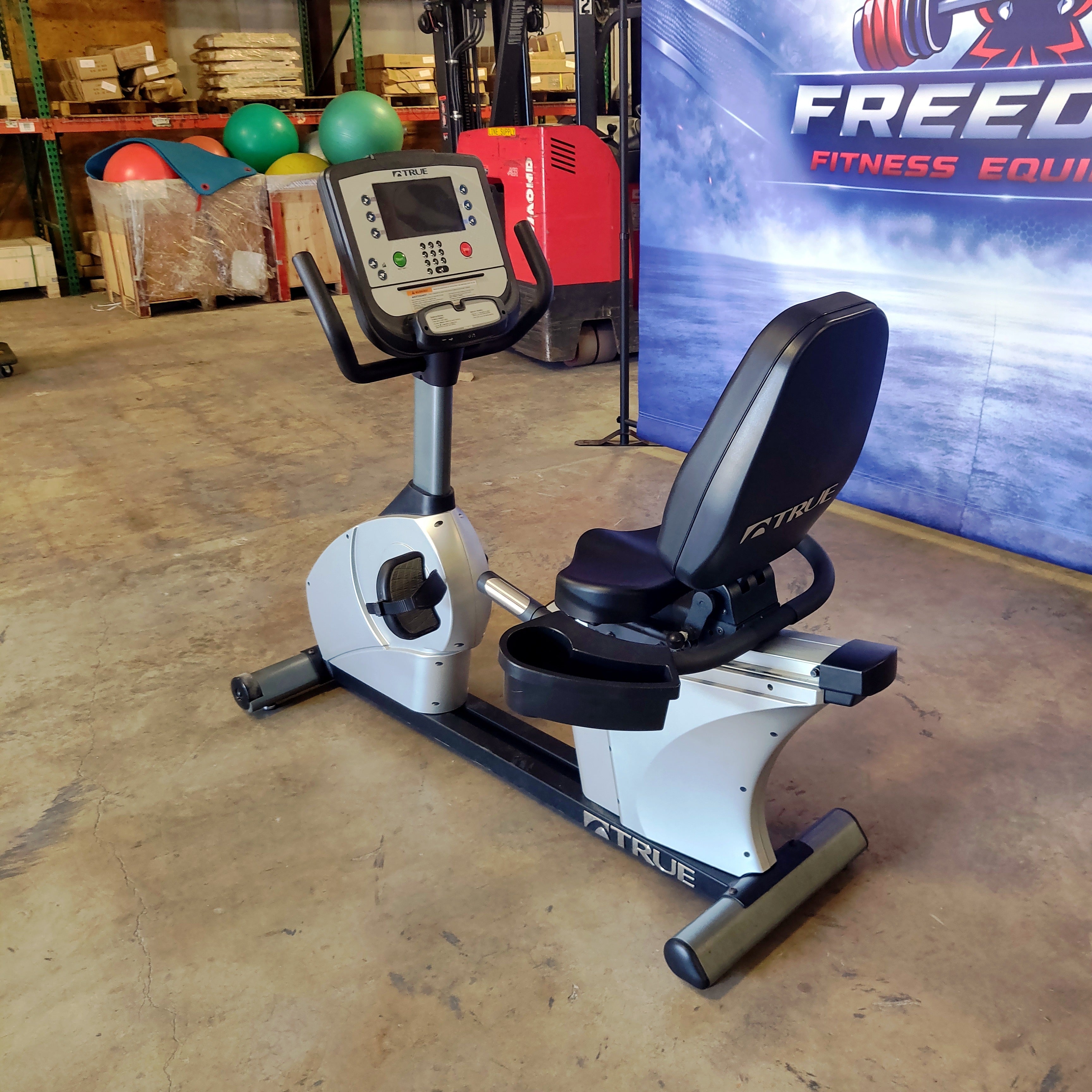 True Fitness CS400 Recumbent w/ Escalate 9 Console