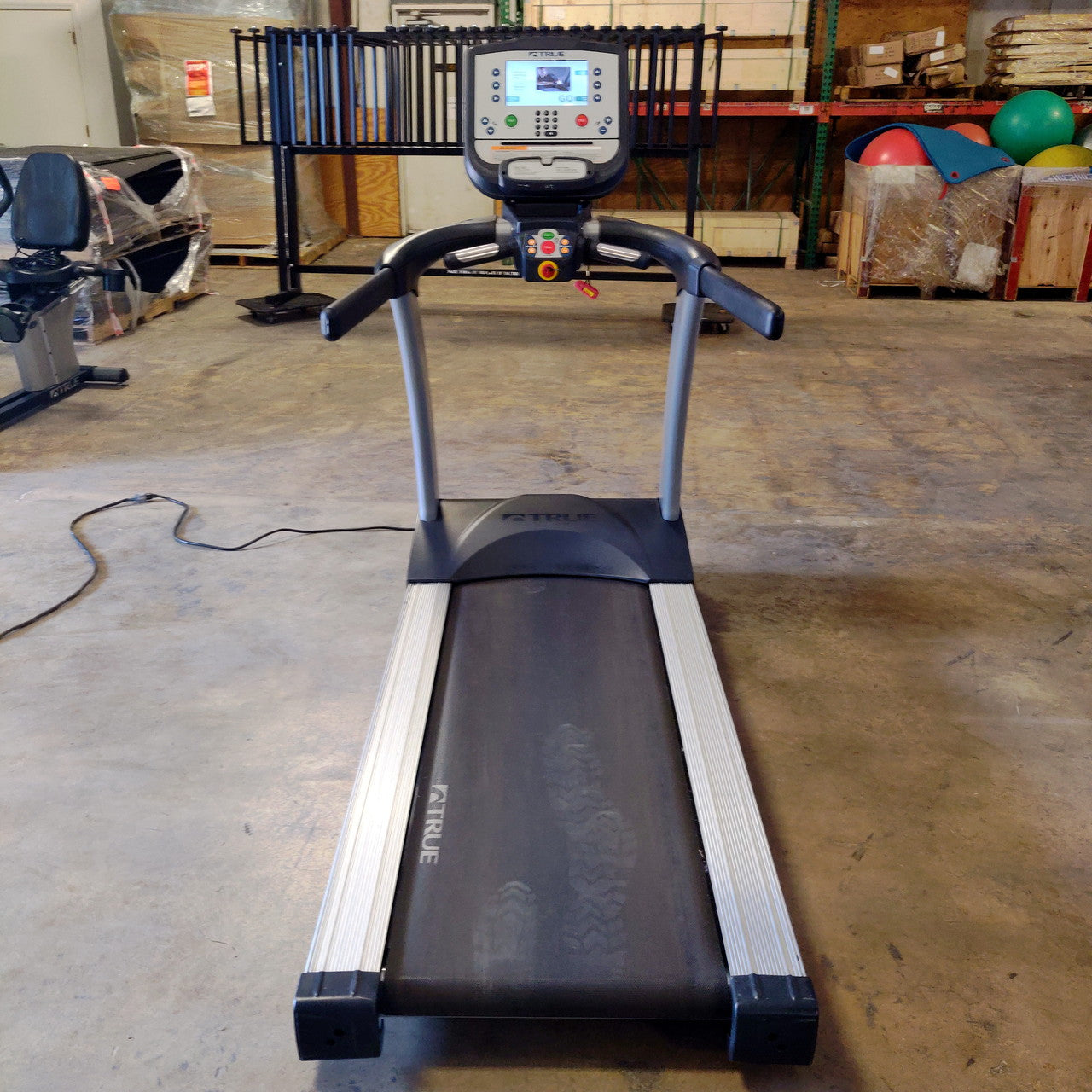 True Fitness TCS400 Treadmill with Escalate 9 Console